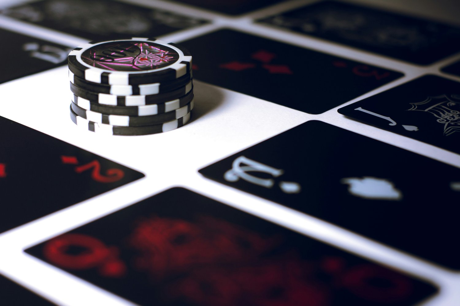 The Thrill and Risk: Exploring the Pros and Cons of Online Casino Gaming