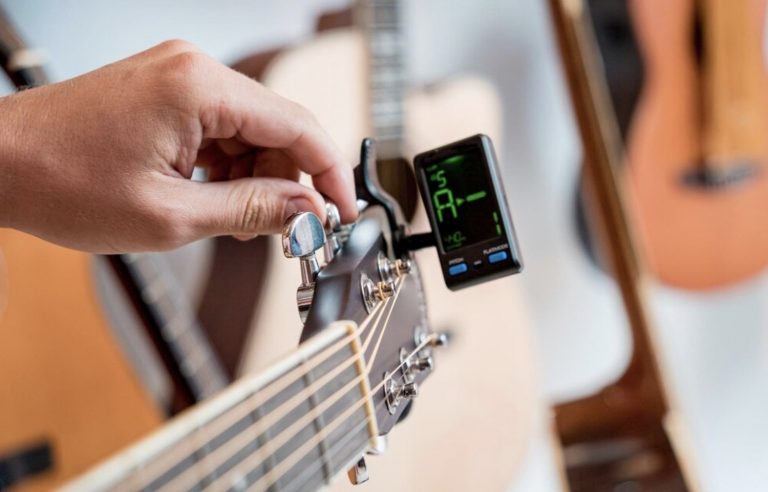 How to Tune a Guitar With a Tuner? ( A Step-By-Step Guide in 2024)