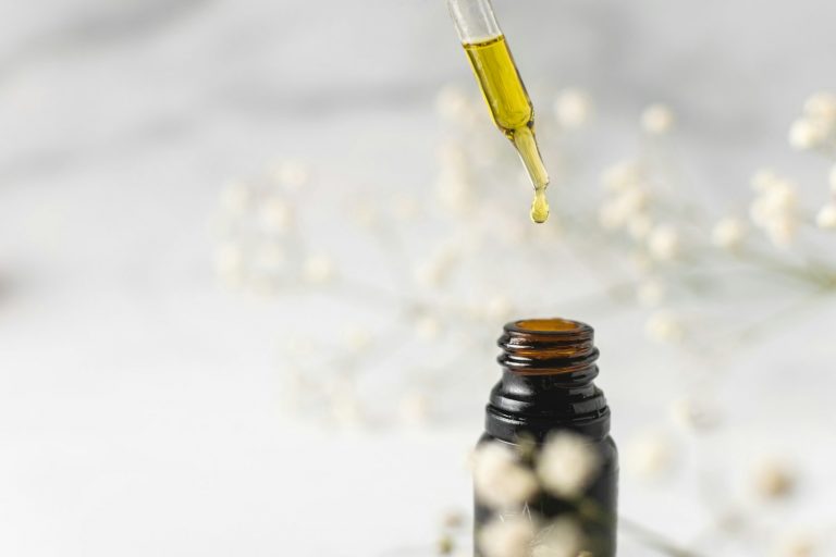 What’s the Difference Between CBD Isolate and CBD Oil: A Comprehensive Guide