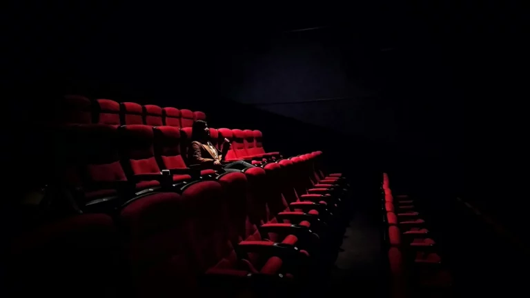 Movie Nights Redefined: How Raz Vape Completes the Perfect Chill Setup