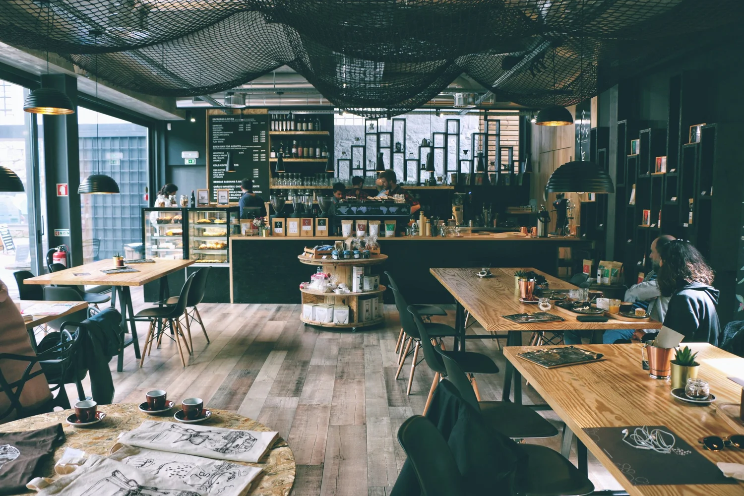 How to Pick a Café that Suits Both Friends and Professionals