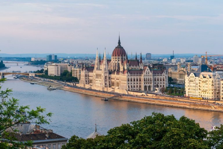How Czech and Hungarian Film Fans Split Time Between Cinemas, Streaming, and Online Casinos